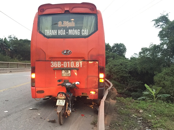 Xe giường nằm Thanh Hóa đâm văng xe máy khiến lái xe chết thảm
