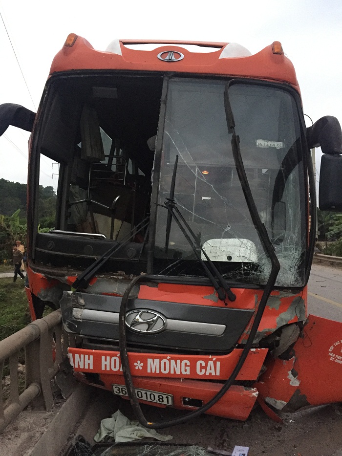Xe giường nằm Thanh Hóa đâm văng xe máy khiến lái xe chết thảm
