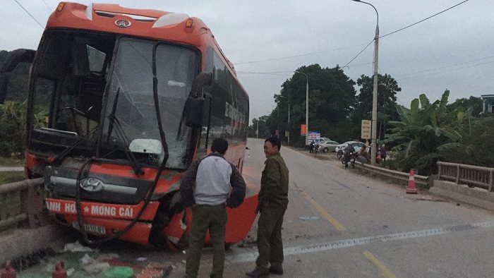 Xe giường nằm Thanh Hóa đâm văng xe máy khiến lái xe chết thảm