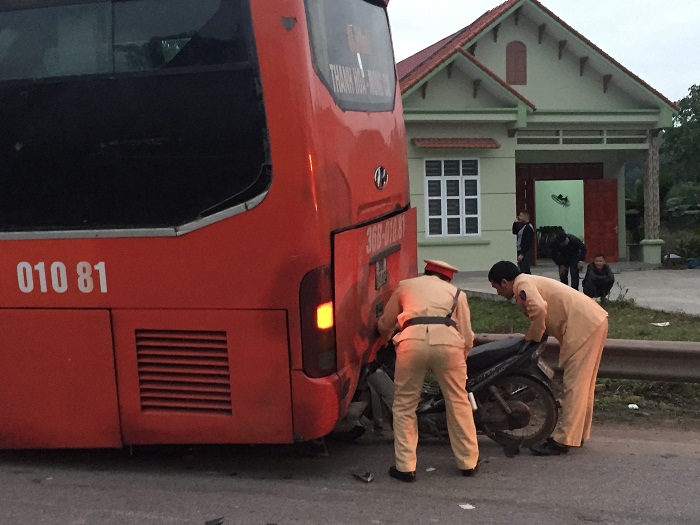 Xe giường nằm Thanh Hóa đâm văng xe máy khiến lái xe chết thảm