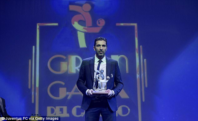Buffon nhận danh hiệu cầu thủ xuất sắc nhất năm