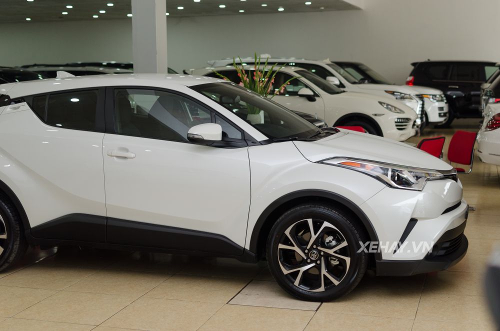 Cận cảnh crossover cỡ nhỏ Toyota C-HR đầu tiên về Việt Nam