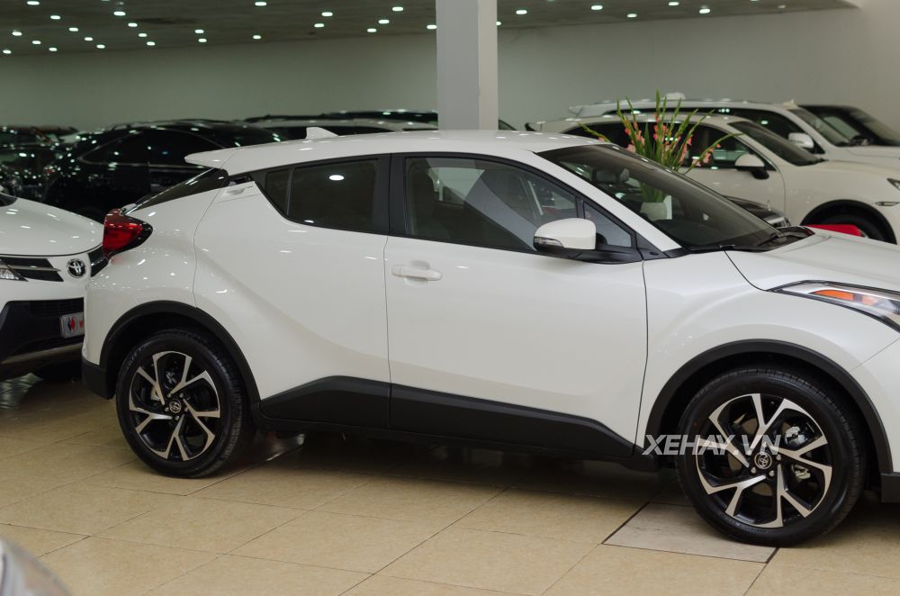 Cận cảnh crossover cỡ nhỏ Toyota C-HR đầu tiên về Việt Nam