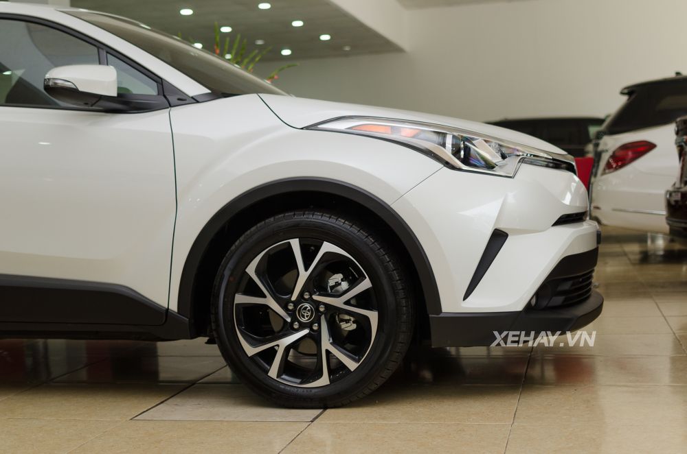 Cận cảnh crossover cỡ nhỏ Toyota C-HR đầu tiên về Việt Nam