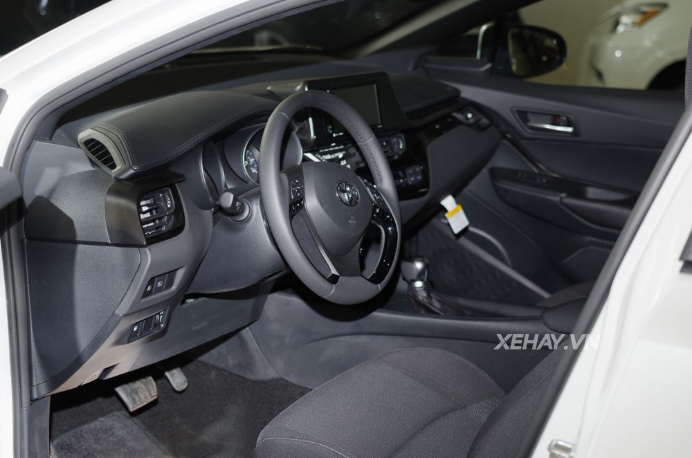 Cận cảnh crossover cỡ nhỏ Toyota C-HR đầu tiên về Việt Nam