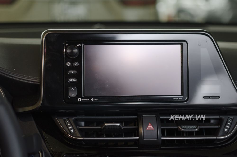 Cận cảnh crossover cỡ nhỏ Toyota C-HR đầu tiên về Việt Nam
