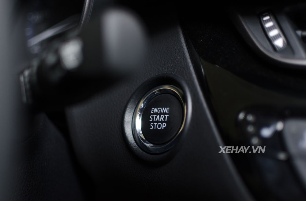 Cận cảnh crossover cỡ nhỏ Toyota C-HR đầu tiên về Việt Nam