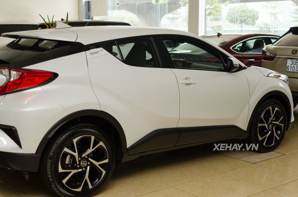 Cận cảnh crossover cỡ nhỏ Toyota C-HR đầu tiên về Việt Nam