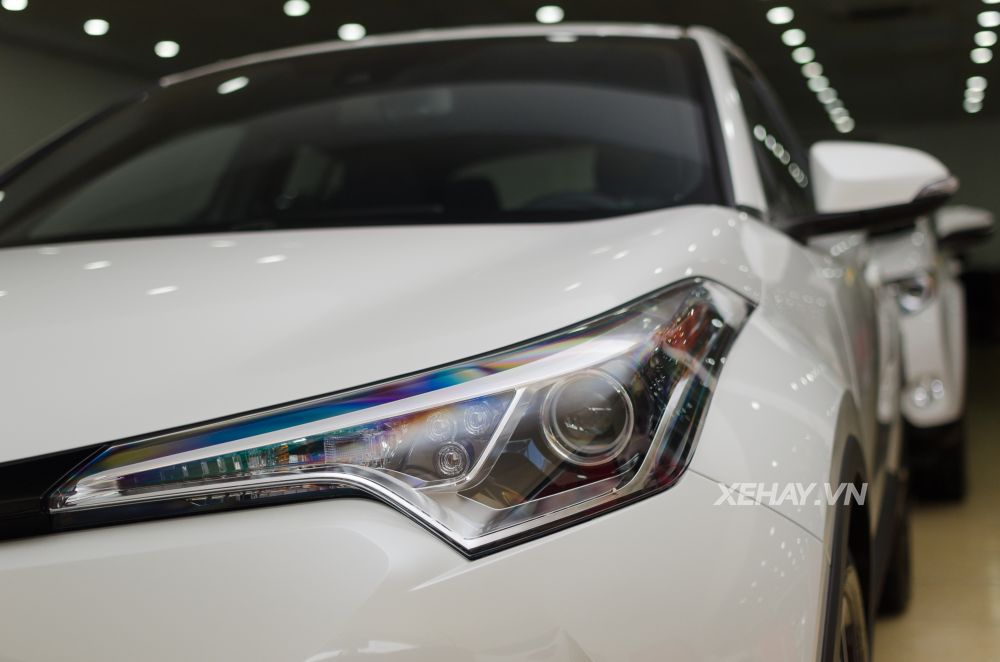 Cận cảnh crossover cỡ nhỏ Toyota C-HR đầu tiên về Việt Nam
