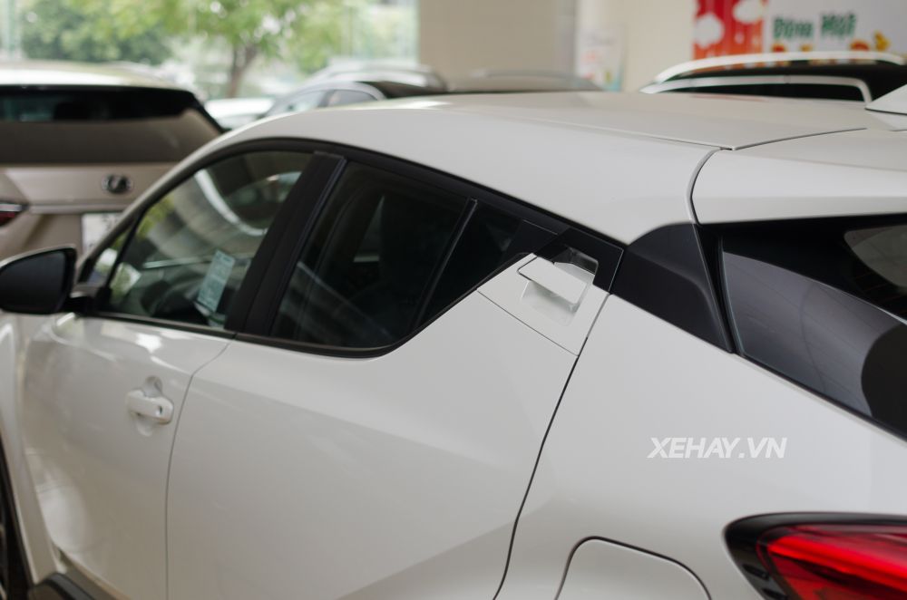 Cận cảnh crossover cỡ nhỏ Toyota C-HR đầu tiên về Việt Nam