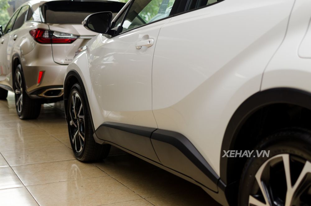 Cận cảnh crossover cỡ nhỏ Toyota C-HR đầu tiên về Việt Nam