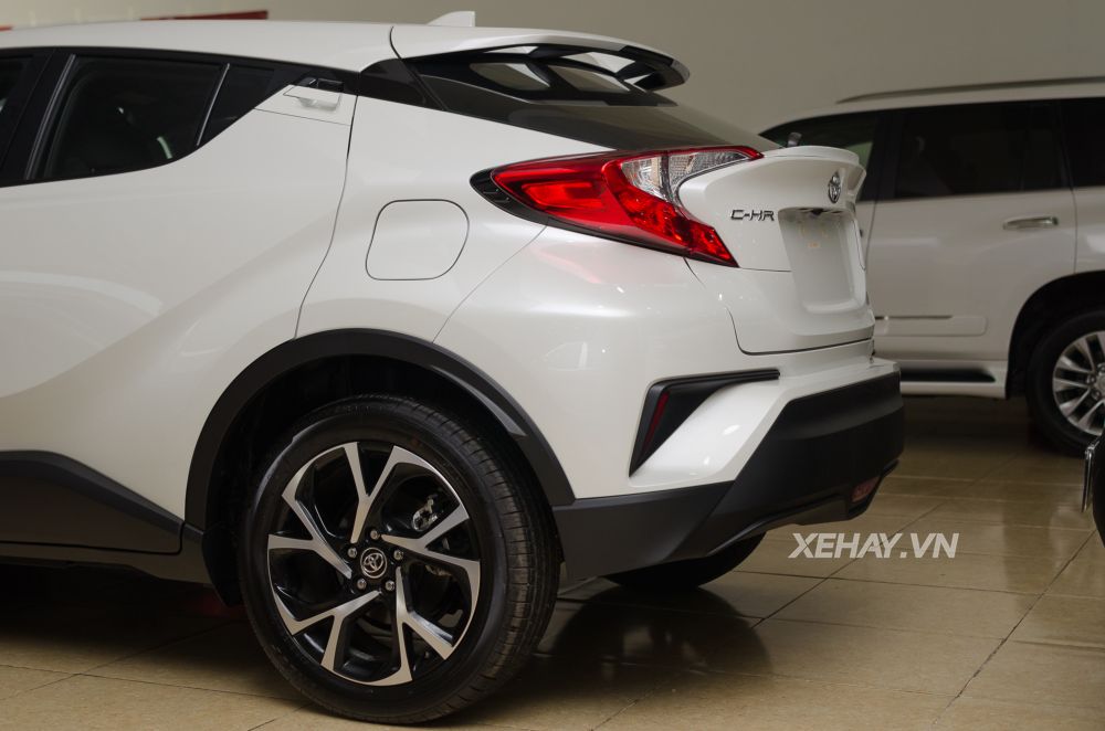 Cận cảnh crossover cỡ nhỏ Toyota C-HR đầu tiên về Việt Nam