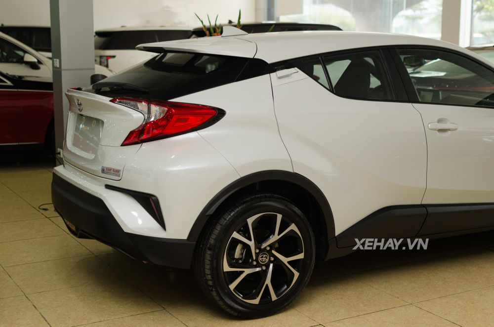 Cận cảnh crossover cỡ nhỏ Toyota C-HR đầu tiên về Việt Nam