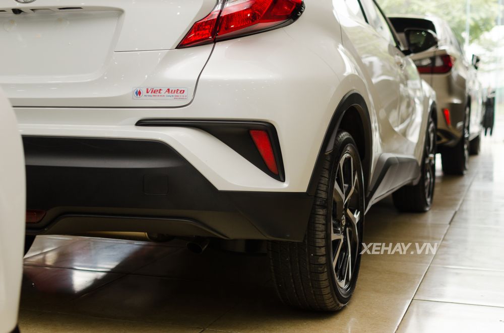 Cận cảnh crossover cỡ nhỏ Toyota C-HR đầu tiên về Việt Nam