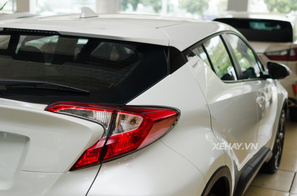 Cận cảnh crossover cỡ nhỏ Toyota C-HR đầu tiên về Việt Nam