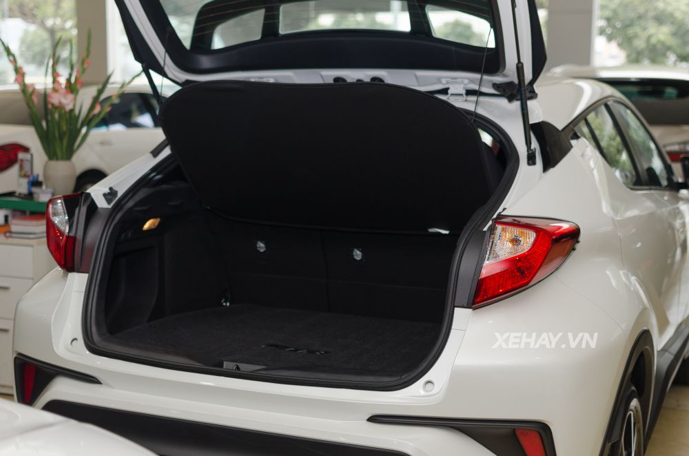 Cận cảnh crossover cỡ nhỏ Toyota C-HR đầu tiên về Việt Nam
