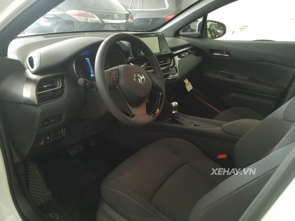 Cận cảnh crossover cỡ nhỏ Toyota C-HR đầu tiên về Việt Nam