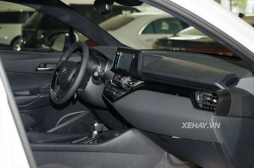 Cận cảnh crossover cỡ nhỏ Toyota C-HR đầu tiên về Việt Nam