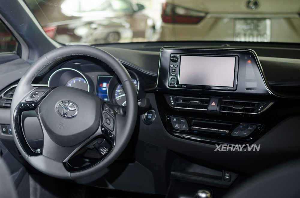 Cận cảnh crossover cỡ nhỏ Toyota C-HR đầu tiên về Việt Nam