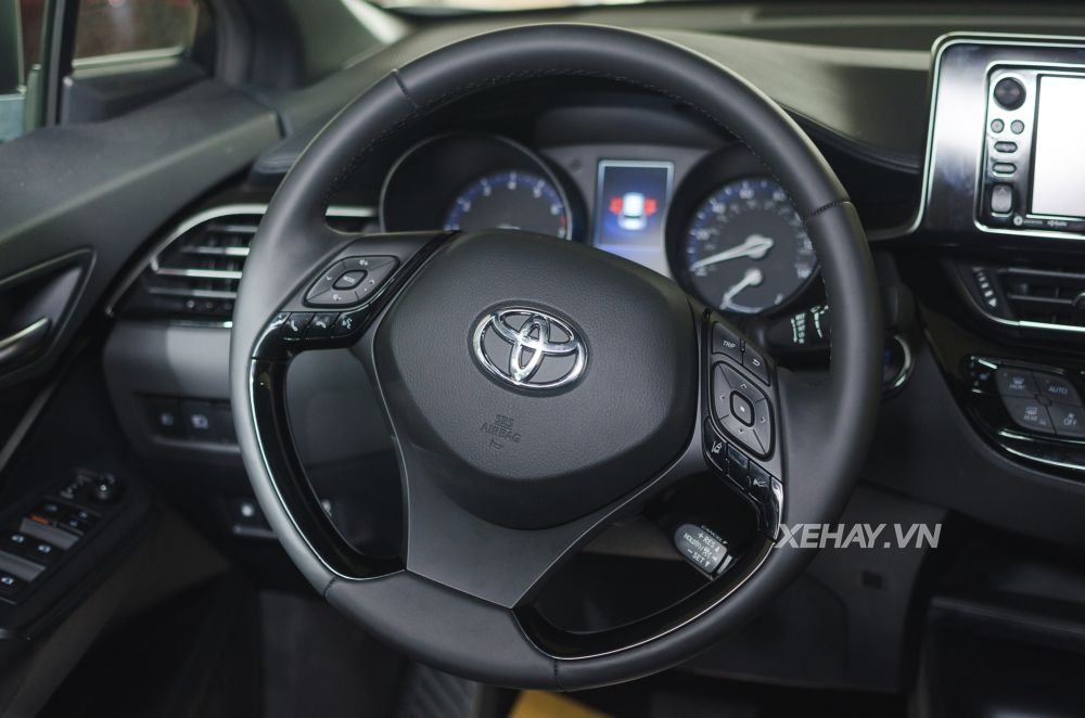 Cận cảnh crossover cỡ nhỏ Toyota C-HR đầu tiên về Việt Nam
