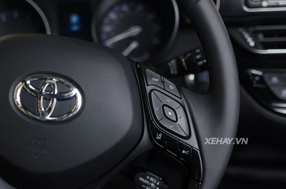 Cận cảnh crossover cỡ nhỏ Toyota C-HR đầu tiên về Việt Nam
