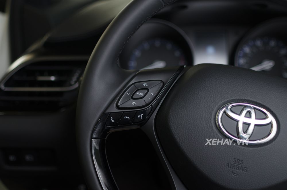 Cận cảnh crossover cỡ nhỏ Toyota C-HR đầu tiên về Việt Nam