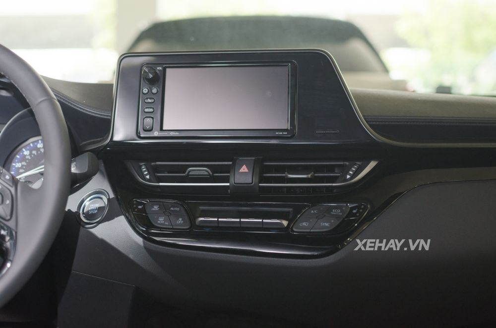Cận cảnh crossover cỡ nhỏ Toyota C-HR đầu tiên về Việt Nam