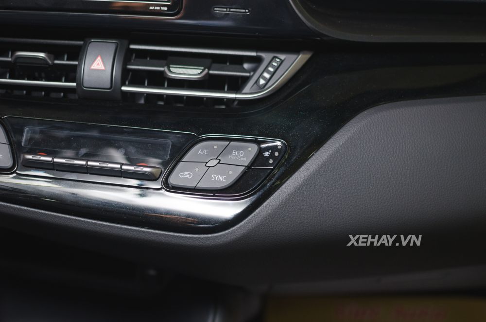 Cận cảnh crossover cỡ nhỏ Toyota C-HR đầu tiên về Việt Nam