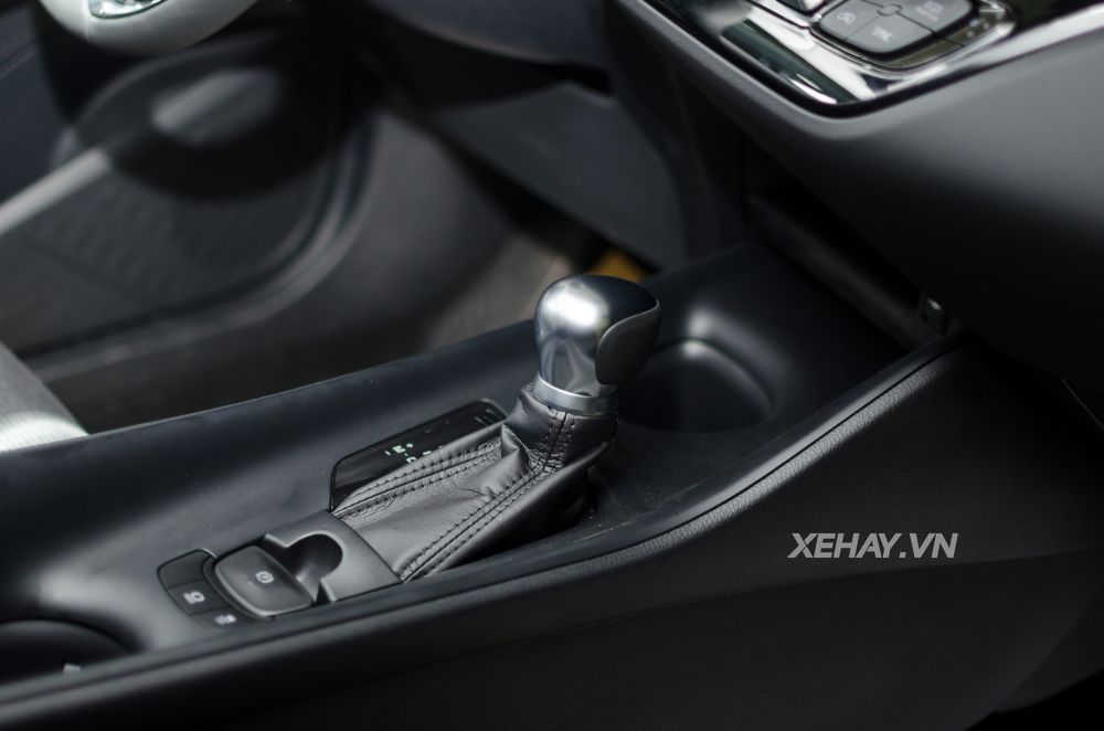 Cận cảnh crossover cỡ nhỏ Toyota C-HR đầu tiên về Việt Nam