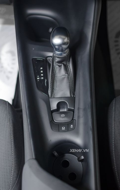 Cận cảnh crossover cỡ nhỏ Toyota C-HR đầu tiên về Việt Nam