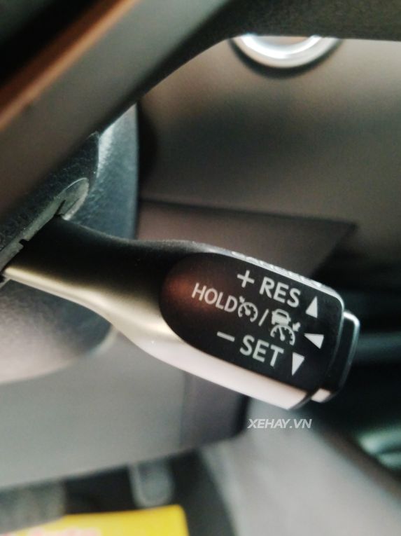 Cận cảnh crossover cỡ nhỏ Toyota C-HR đầu tiên về Việt Nam