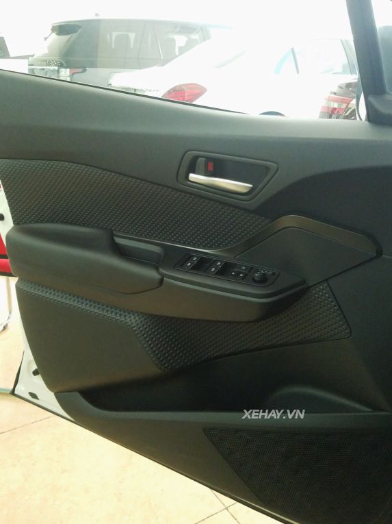 Cận cảnh crossover cỡ nhỏ Toyota C-HR đầu tiên về Việt Nam
