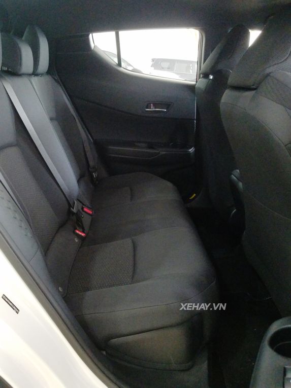 Cận cảnh crossover cỡ nhỏ Toyota C-HR đầu tiên về Việt Nam
