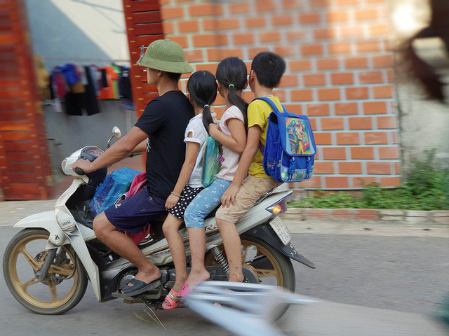 Xử lý nghiêm người đi xe máy chở trẻ em không đội mũ bảo hiểm