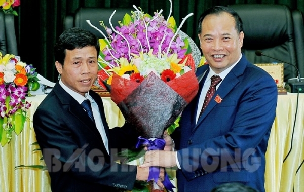 Ông Nguyễn Mạnh Hiển - Bí thư Tỉnh ủy, Chủ tịch HĐND tỉnh tặng hoa chúc mừng quyền Giám đốc Sở Xây dựng Nguyễn Văn Đoàn (trái) được bầu bổ sung Ủy viên UBND tỉnh. Ảnh: Báo Hải Dương.
