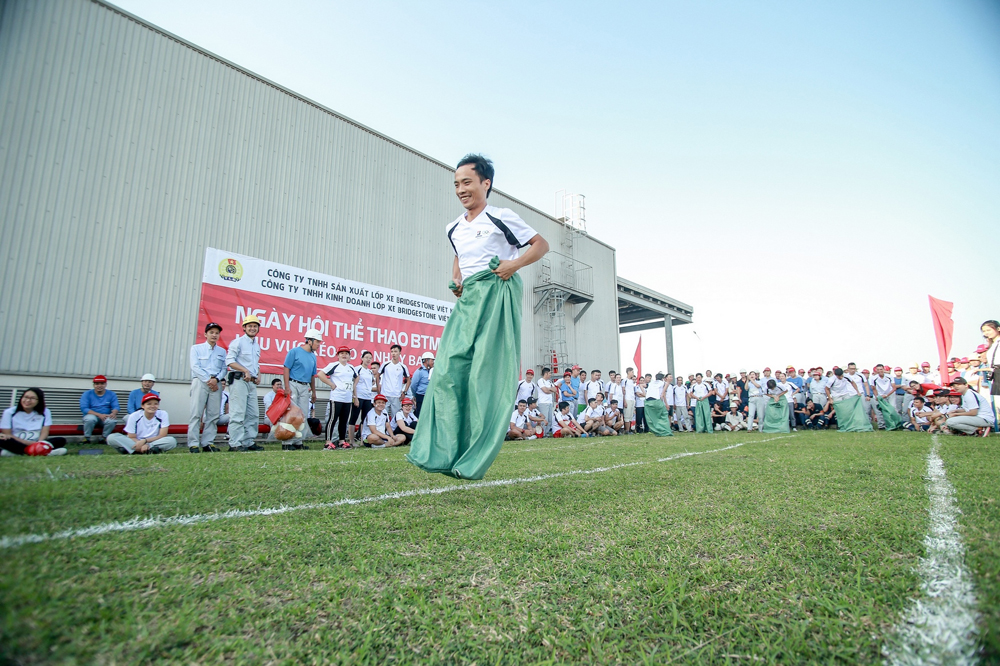 Không chỉ là những môn thể thao đầy tính chất Olympic, Ngày hội còn có những trò chơi tập thể thú vị