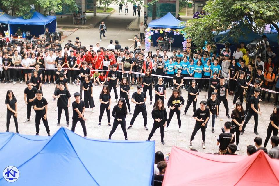 Màn nhảy flashmob của sinh viên Kiến trúc