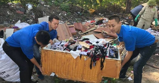 Tuổi trẻ xã Yên Viên ra quân vệ sinh môi trường
