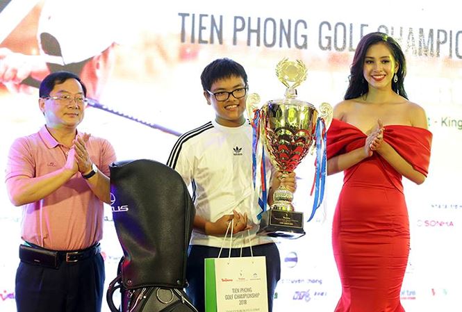 Cup Tiền Phong Golf Championship khắc tên nhà vô địch 13 tuổi Bảo Long