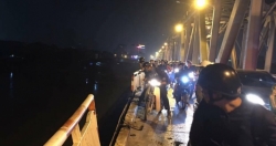 Hà Nội: Xe con mất lái, đâm đổ thành cầu Chương Dương, lao xuống sông Hồng