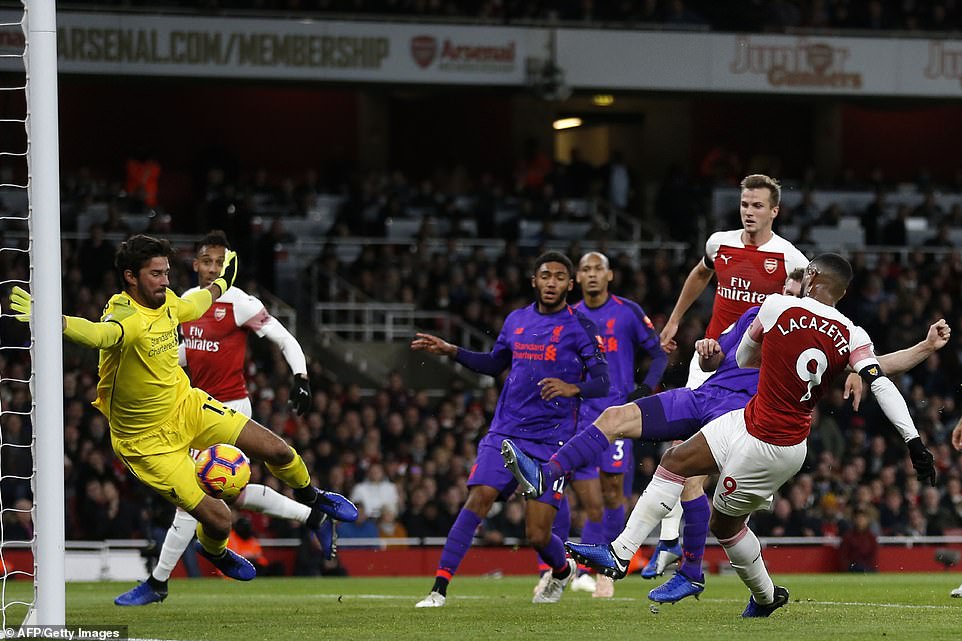 Arsenal (áo đỏ) chia điểm với Liverpool