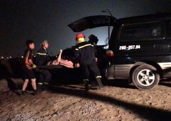 Vụ xe ô tô lao từ cầu Chương Dương xuống sông Hồng: Hai thi thể mắc kẹt trong xe