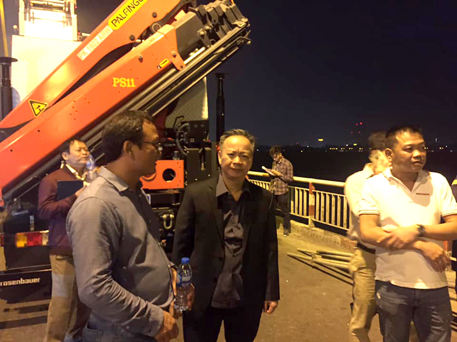 Vụ xe con rơi xuống sông Hồng: Phó Chủ tịch UBND TP Hà Nội tới hiện trường chỉ đạo công tác tìm kiếm