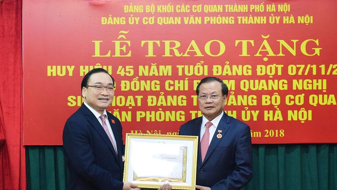 Nguyên Bí thư Thành ủy Hà Nội Phạm Quang Nghị nhận Huy hiệu 45 năm tuổi Đảng