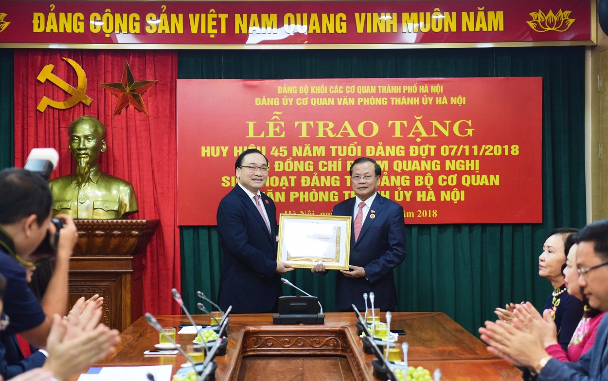 Bí thư Thành ủy Hoàng Trung Hải trao Huy hiệu 45 năm tuổi Đảng cho Nguyên Bí thư Thành ủy Phạm Quang Nghị