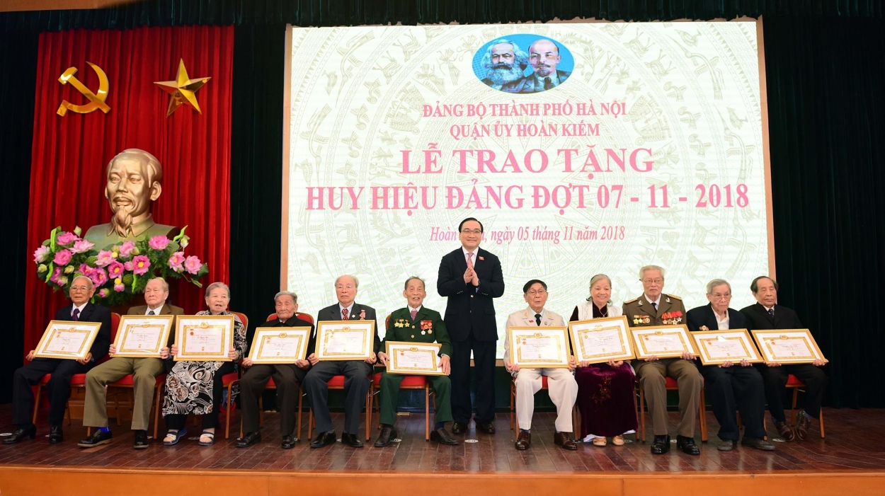 Bí thư Thành ủy Hoàng Trung Hải trao Huy hiệu 70 năm tuổi Đảng cho đảng viên lão thành quận Hoàn Kiếm