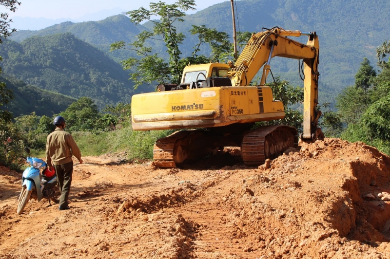 Tang vật tại hiện trường là chiếc máy xúc với vết bánh răng còn mới nguyên khi phóng viên và công an xã đến khu vực khai thác trộm quặng sắt.