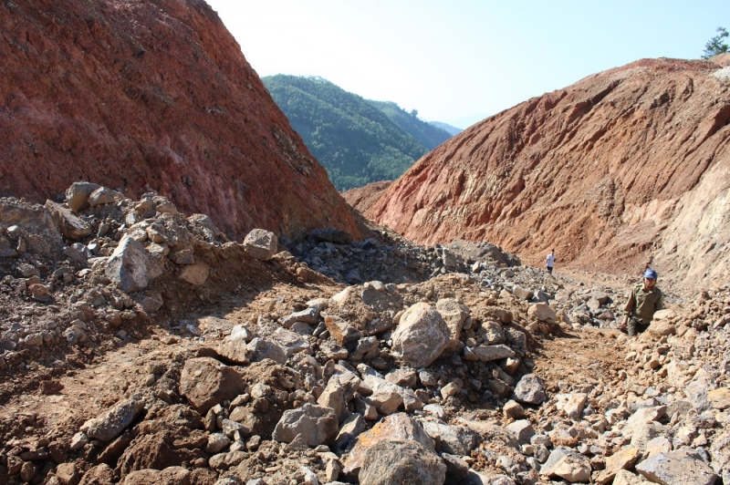 Nguyên quả đồi to bị đào bới xới tung tại địa phận thôn Quang Vinh, xã Hưng Thịnh, huyện Trấn Yên, tỉnh Yên Bái.