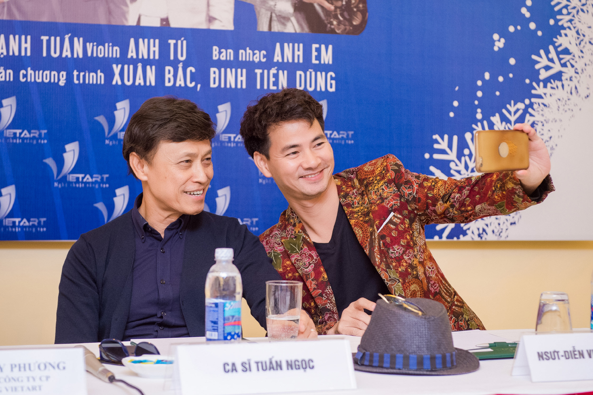 Nghệ sĩ Xuân Bắc selfie cùng danh ca Tuấn Ngọc tại buổi họp báo giới thiệu chương trình vừa diễn ra tại Hà Nội