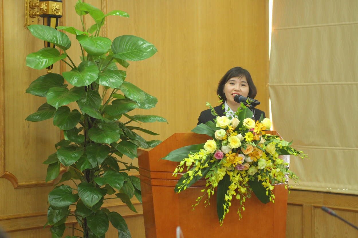 Bà Nguyễn Thị Thu Hà - Trưởng ban Định chế tài chính phát biểu tại lễ trao giải.